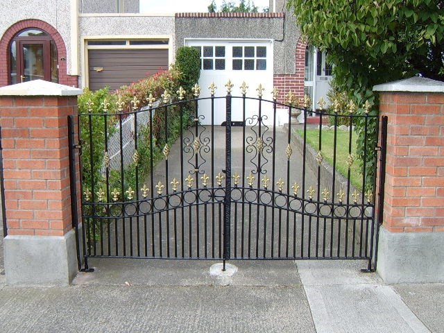 image of gates in Dublin from Meean Metal