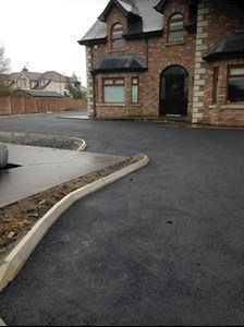 Image of driveway in Dundalk tarmacked by Fitzpatrick Driveways, driveway services in Dundalk are a speciality of Fitzpatrick Driveways