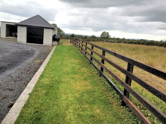 image of residential fencing from Mel Farrell Fencing