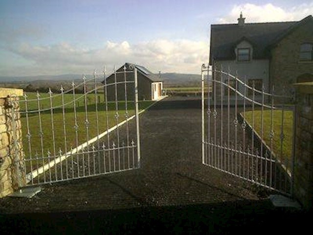 Image of automatic gate in Tipperary manufactured and installed by TMH Systems, automatic gates in Tipperary are manufactured and fitted by TMH Systems