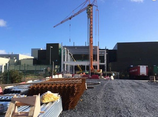 Image of crane hired in Offaly from O'Grady Crane Hire, crane hire in Offaly is provided by O'Grady Crane Hire